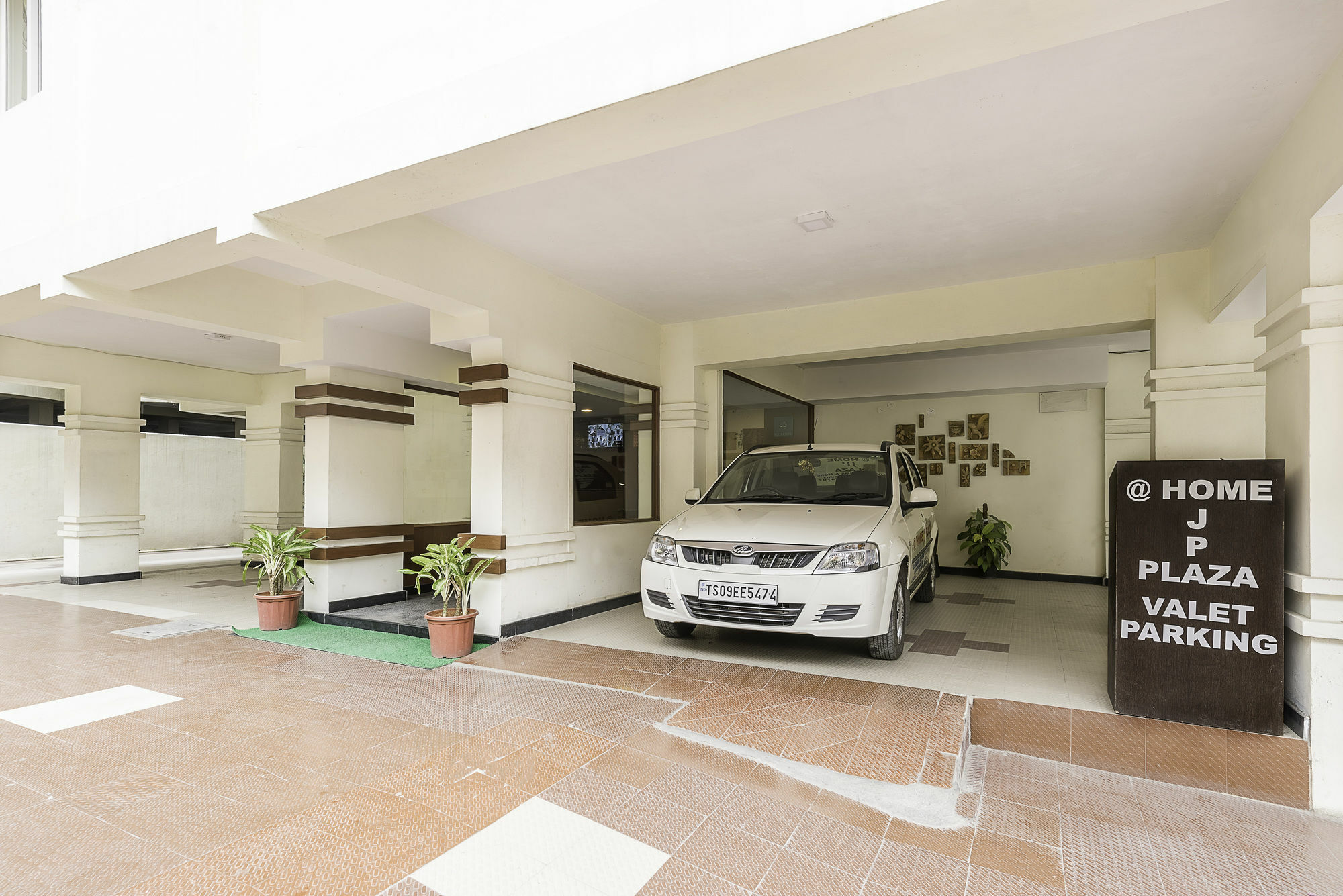 Treebo Trend Hotel Jp Plaza Nampally Hyderabad Luaran gambar